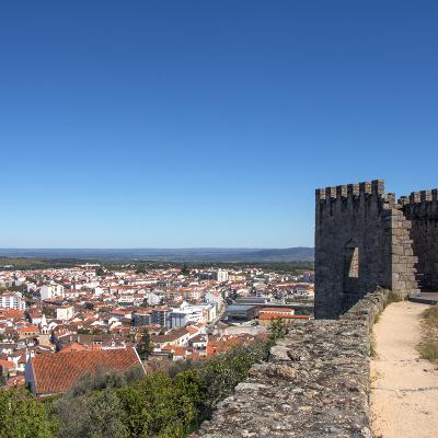 Miradouro do castelo e as muralhas da cidade